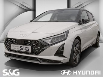 Hyundai i20 in Weiß in Seitenansicht vor hellem Hintergrund. Promotionbild für sofort verfügbaren Hyundai i20 zu attraktiven Konditionen.