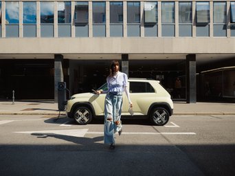 Person läuft vor einem Hyundai INSTER – Symbolbild für flexible Mobilität und attraktive Gewerbekundenleasing-Angebote beim Autohaus Zondler.