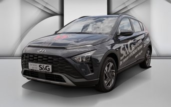 Hyundai BAYON in schwarz in Seitenansicht vor hellem Hintergrund. Promotionbild für sofort verfügbaren Hyundai BAYON zu attraktiven Konditionen.
