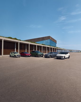 Modernes Gebäude mit mehreren Hyundai Fahrzeugen auf dem Vorplatz. Promotionbild für attraktive Hyundai Privatkunden-Leasingangebote und günstige Finanzierung.