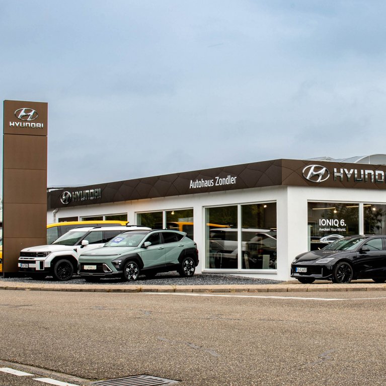 Außenansicht des Autohauses Zondler in Graben-Neudorf mit Hyundai Fahrzeugen vor dem Gebäude.
