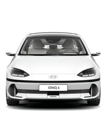Frontansicht eines weißen Hyundai IONIQ 6 vor hellem Hintergrund. Promotionbild für attraktives Hyundai IONIQ 6 Leasingangebot für Privatkunden.