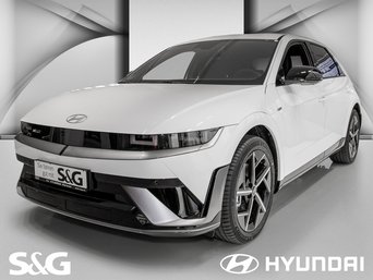 Hyundai IONIQ 5 in Weiß in Seitenansicht vor hellem Hintergrund. Promotionbild für sofort verfügbaren Hyundai IONIQ 5 zu attraktiven Konditionen.