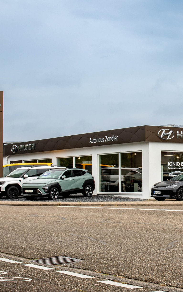 Außenansicht des Hyundai Autohaus Zondler in Graben-Neudorf mit Showroom, Hyundai Fahrzeugen vor dem Gebäude und S&G Branding